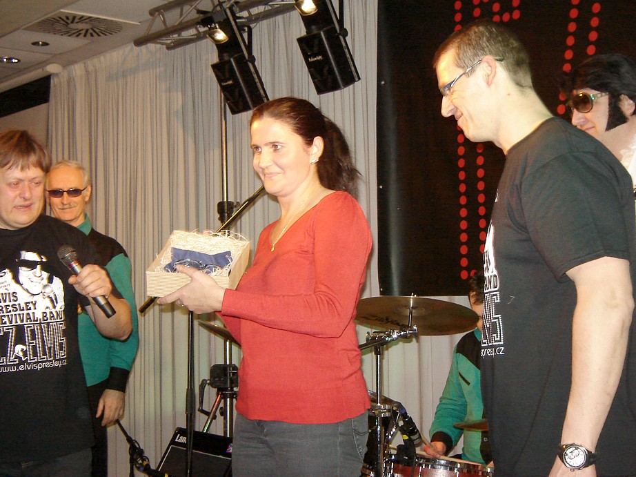 .pani Singerová vydražila srdce pro Dětské srdíčko za 6 500 Kč