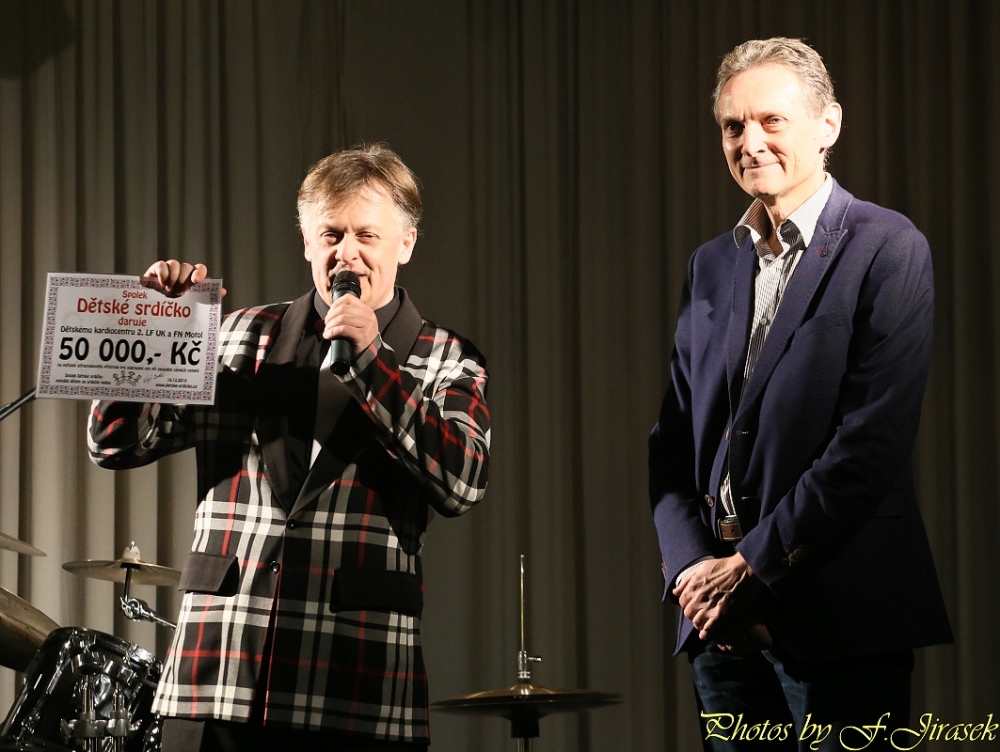 Předání šeku MUDr. Janouškovi, primáři dětského kardiocentra v Motole