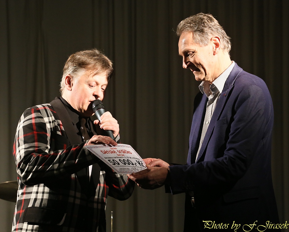 Předání šeku MUDr. Janouškovi, primáři dětského kardiocentra v Motole