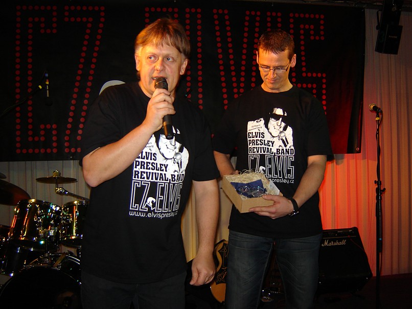 .Začíná dražba skleněného srdce